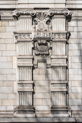 Façade latérale droite, étage carré : pilastres et inscription Molière. © Région Bourgogne-Franche-Comté, Inventaire du patrimoine