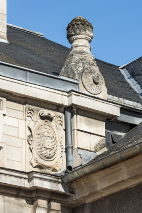 Façade latérale droite, attique : armoiries de la ville et amortissement sur l'angle droit. © Région Bourgogne-Franche-Comté, Inventaire du patrimoine