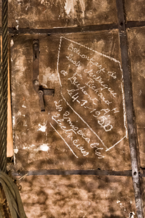 Comble de la salle, cheminée d'aération : inscription à l'intérieur. © Région Bourgogne-Franche-Comté, Inventaire du patrimoine
