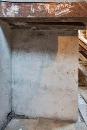 Comble de l'ancien théâtre : graffitis (dont "Vive la République, à mort les Rois et Empereurs"). © Région Bourgogne-Franche-Comté, Inventaire du patrimoine