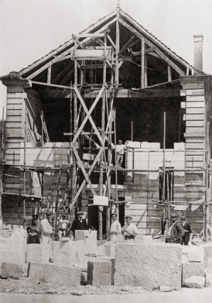 [Construction de la façade du théâtre d'Avallon]. S.d. [1910]. © Région Bourgogne-Franche-Comté, Inventaire du patrimoine