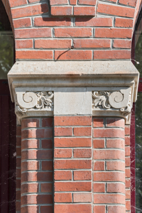 Détail du chapiteau d'inspiration ionique dans la galerie ouverte, de face.  © Région Bourgogne-Franche-Comté, Inventaire du patrimoine