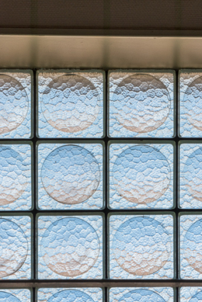 Cage d'escalier : détail des pavés de verre. © Région Bourgogne-Franche-Comté, Inventaire du patrimoine