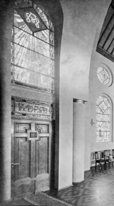 Détail de de l'une des baies donnant sur le choeur, entre 1934 et 1944. © Région Bourgogne-Franche-Comté, Inventaire du patrimoine Détail de de l'une des baies donnant sur le choeur, entre 1934 et 1944. © Région Bourgogne-Franche-Comté, Inventaire du patrimoine