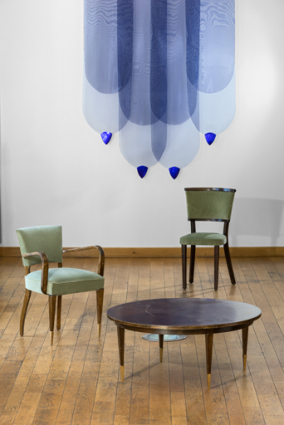 Fauteuil à accotoirs courbes, chaise et table. © Région Bourgogne-Franche-Comté, Inventaire du patrimoine Fauteuil à accotoirs courbes, chaise et table. © Région Bourgogne-Franche-Comté, Inventaire du patrimoine