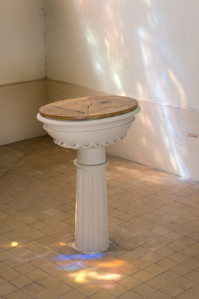 Vue d'ensemble des fonts baptismaux. © Région Bourgogne-Franche-Comté, Inventaire du patrimoine Vue d'ensemble des fonts baptismaux. © Région Bourgogne-Franche-Comté, Inventaire du patrimoine