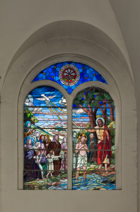 Verrière : le baptême du Christ (baie 9). © Région Bourgogne-Franche-Comté, Inventaire du patrimoine Verrière : le baptême du Christ (baie 9). © Région Bourgogne-Franche-Comté, Inventaire du patrimoine