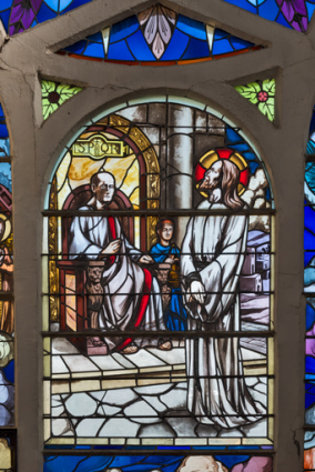Verrière de la baie 113 : le jugement de Jésus. Détail d'une lancette. © Région Bourgogne-Franche-Comté, Inventaire du patrimoine Verrière de la baie 113 : le jugement de Jésus. Détail d'une lancette. © Région Bourgogne-Franche-Comté, Inventaire du patrimoine