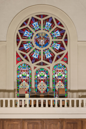 Verrière de la baie 102. Vue d'ensemble. © Région Bourgogne-Franche-Comté, Inventaire du patrimoine Verrière de la baie 102. Vue d'ensemble. © Région Bourgogne-Franche-Comté, Inventaire du patrimoine