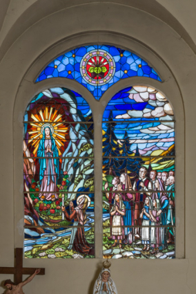 Verrière : Apparition de la Vierge à Lourdes (baie 10). Vue d'ensemble.   © Région Bourgogne-Franche-Comté, Inventaire du patrimoine