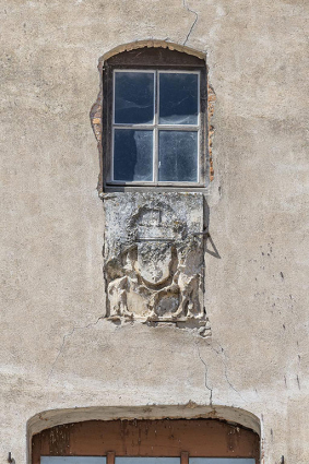 Caserne ouest : blason porté par des anges ? © Région Bourgogne-Franche-Comté, Inventaire du patrimoine Caserne ouest : blason porté par des anges ? © Région Bourgogne-Franche-Comté, Inventaire du patrimoine