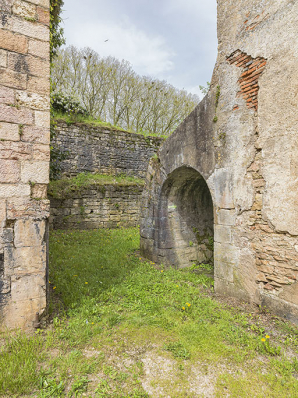 Galerie voûtée adossée à la caserne ouest du château. © Région Bourgogne-Franche-Comté, Inventaire du patrimoine