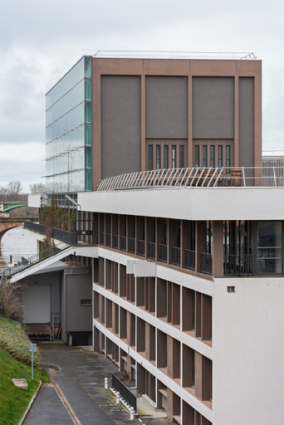 Maison de la culture : cage de scène (façades postérieure et latérale gauche), vue plongeante en enfilade. © Région Bourgogne-Franche-Comté, Inventaire du patrimoine Maison de la culture : cage de scène (façades postérieure et latérale gauche), vue plongeante en enfilade. © Région Bourgogne-Franche-Comté, Inventaire du patrimoine
