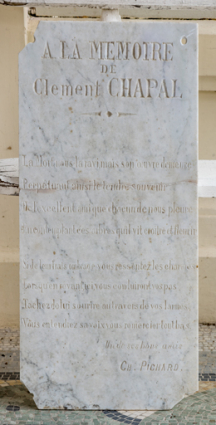 Plaque en marbre portant une inscription gravée : texte de Ch. Pichard "à la mémoire de Clément Chapal". © Région Bourgogne-Franche-Comté, Inventaire du patrimoine Plaque en marbre portant une inscription gravée : texte de Ch. Pichard "à la mémoire de Clément Chapal". © Région Bourgogne-Franche-Comté, Inventaire du patrimoine