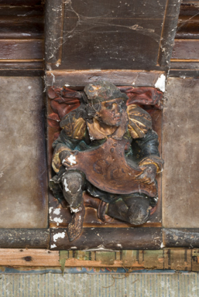 Pièce principale, corbeau : personnage portant un écu. © Région Bourgogne-Franche-Comté, Inventaire du patrimoine