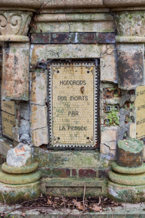 Soubassement, détail, inscription : "Honorons nos morts par la pensée." © Région Bourgogne-Franche-Comté, Inventaire du patrimoine Soubassement, détail, inscription : "Honorons nos morts par la pensée." © Région Bourgogne-Franche-Comté, Inventaire du patrimoine