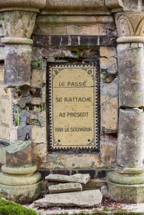 Soubassement, détail, inscription : "Le passé se rattache au présent par le souvenir." © Région Bourgogne-Franche-Comté, Inventaire du patrimoine Soubassement, détail, inscription : "Le passé se rattache au présent par le souvenir." © Région Bourgogne-Franche-Comté, Inventaire du patrimoine