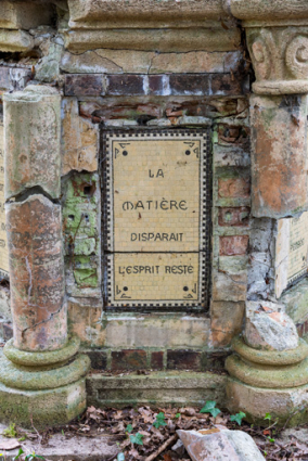 Soubassement, détail, inscription : "La matière disparaît l'esprit reste." 	 © Région Bourgogne-Franche-Comté, Inventaire du patrimoine