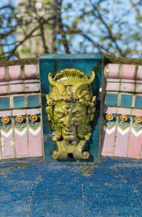 Décor de céramique de l'arc, détail : tête de faune et fleurettes. © Région Bourgogne-Franche-Comté, Inventaire du patrimoine
