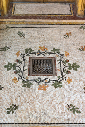 Vestibule du rez-de-chaussée, grille de chauffage au sol. © Région Bourgogne-Franche-Comté, Inventaire du patrimoine Vestibule du rez-de-chaussée, grille de chauffage au sol. © Région Bourgogne-Franche-Comté, Inventaire du patrimoine