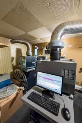 Salle 2 : la cabine de projection. © Région Bourgogne-Franche-Comté, Inventaire du patrimoine Salle 2 : la cabine de projection. © Région Bourgogne-Franche-Comté, Inventaire du patrimoine