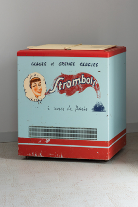 Vestibule : congélateur avec une publicité pour les glaces Stromboli. © Région Bourgogne-Franche-Comté, Inventaire du patrimoine Vestibule : congélateur avec une publicité pour les glaces Stromboli. © Région Bourgogne-Franche-Comté, Inventaire du patrimoine
