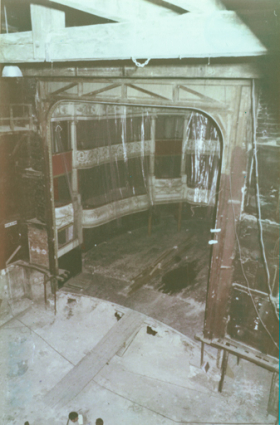 Théâtre, restauration de la salle de spectacle (1978) [scène plateau enlevé et cadre de scène en travaux]. 22 septembre 1978. (Archives municipales, Nevers : 6 Fi 3355). © Région Bourgogne-Franche-Comté, Inventaire du patrimoine