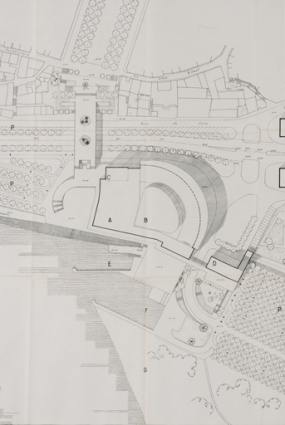 Nevers Centre municipal [...] 1. Plan d’ensemble [détail]. Novembre 1960. Légende : A Centre culturel, B Salle des sports-salle des fêtes, C Maison du peuple, D Hôtel-restaurant, E Natation, F Yachting, P Parkings. © Région Bourgogne-Franche-Comté, Inventaire du patrimoine