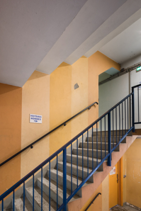 Maison des sports, grand gymnase : escalier sous les gradins côté Loire. © Région Bourgogne-Franche-Comté, Inventaire du patrimoine Maison des sports, grand gymnase : escalier sous les gradins côté Loire. © Région Bourgogne-Franche-Comté, Inventaire du patrimoine