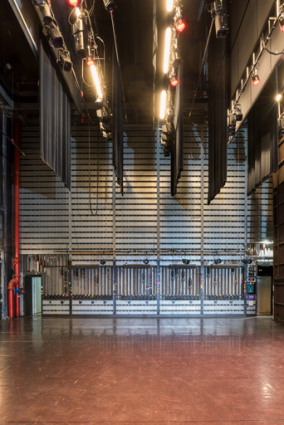 Maison de la culture, grande salle : cheminée de contrepoids dans les coulisses côté cour. © Région Bourgogne-Franche-Comté, Inventaire du patrimoine Maison de la culture, grande salle : cheminée de contrepoids dans les coulisses côté cour. © Région Bourgogne-Franche-Comté, Inventaire du patrimoine