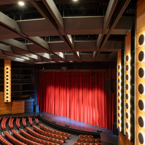 Maison de la culture, grande salle : vue vers la scène, de trois quarts depuis le balcon. © Région Bourgogne-Franche-Comté, Inventaire du patrimoine Maison de la culture, grande salle : vue vers la scène, de trois quarts depuis le balcon. © Région Bourgogne-Franche-Comté, Inventaire du patrimoine