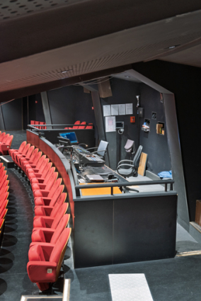Maison de la culture, grande salle : vue plongeante sur la régie. © Région Bourgogne-Franche-Comté, Inventaire du patrimoine Maison de la culture, grande salle : vue plongeante sur la régie. © Région Bourgogne-Franche-Comté, Inventaire du patrimoine