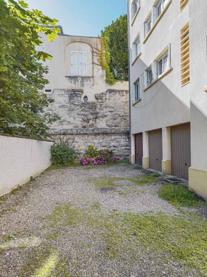 Face du bastion en arrière-plan, rue du professeur Leriche. © Région Bourgogne-Franche-Comté, Inventaire du patrimoine Face du bastion en arrière-plan, rue du professeur Leriche. © Région Bourgogne-Franche-Comté, Inventaire du patrimoine