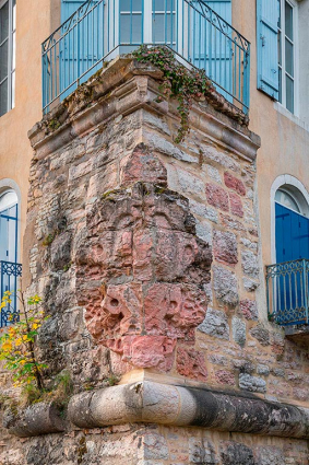 Le blason situé à l'angle du bastion. © Région Bourgogne-Franche-Comté, Inventaire du patrimoine