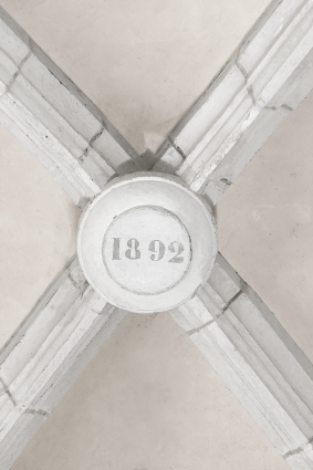 Clef de voûte de la chapelle nord : date (1892). © Région Bourgogne-Franche-Comté, Inventaire du patrimoine Clef de voûte de la chapelle nord : date (1892). © Région Bourgogne-Franche-Comté, Inventaire du patrimoine