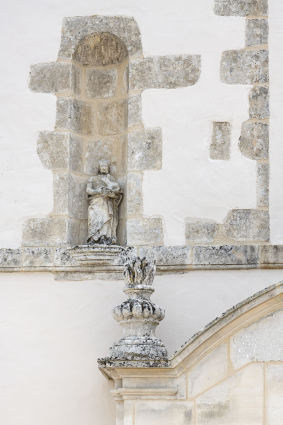 Détail de la façade principale : niche et pot à feu. © Région Bourgogne-Franche-Comté, Inventaire du patrimoine Détail de la façade principale : niche et pot à feu. © Région Bourgogne-Franche-Comté, Inventaire du patrimoine