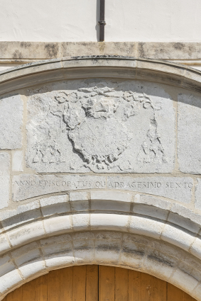 Détail du blason et de l'inscription figurant sur le portail. © Région Bourgogne-Franche-Comté, Inventaire du patrimoine Détail du blason et de l'inscription figurant sur le portail. © Région Bourgogne-Franche-Comté, Inventaire du patrimoine