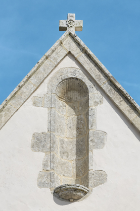 Niche vide dans le pignon de la façade principale. © Région Bourgogne-Franche-Comté, Inventaire du patrimoine Niche vide dans le pignon de la façade principale. © Région Bourgogne-Franche-Comté, Inventaire du patrimoine