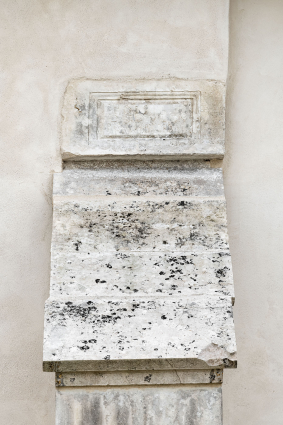 Contrefort en pierre de taille sur le mur nord de la nef surmonté d'un cartouche portant une inscription (dédicace ?). © Région Bourgogne-Franche-Comté, Inventaire du patrimoine Contrefort en pierre de taille sur le mur nord de la nef surmonté d'un cartouche portant une inscription (dédicace ?). © Région Bourgogne-Franche-Comté, Inventaire du patrimoine