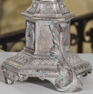 Détail du socle. © Région Bourgogne-Franche-Comté, Inventaire du patrimoine Détail du socle. © Région Bourgogne-Franche-Comté, Inventaire du patrimoine