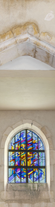 Verrière du transept sud représentant "la joie et le bonheur intérieur". On peut lire le mot "Beatus" pour bienheureux. © Région Bourgogne-Franche-Comté, Inventaire du patrimoine Verrière du transept sud représentant "la joie et le bonheur intérieur". On peut lire le mot "Beatus" pour bienheureux. © Région Bourgogne-Franche-Comté, Inventaire du patrimoine