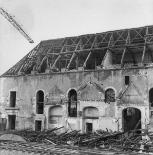 [Destruction de l'ancien théâtre : vue extérieure]. S.d. [1er trimestre 1960 ?]. © Archives départementales de l’Yonne