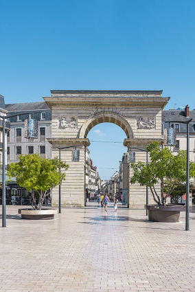 La porte Guillaume, depuis l'entrée du square Darcy. © Région Bourgogne-Franche-Comté, Inventaire du patrimoine