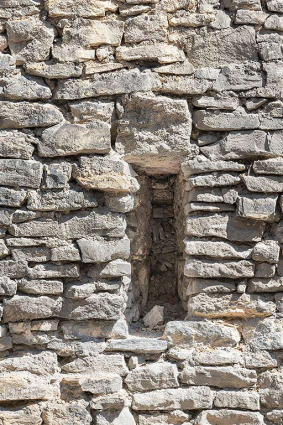 Détail d'une meurtrière, rue de Tivoli. © Région Bourgogne-Franche-Comté, Inventaire du patrimoine
