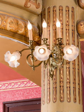 Salle : luminaire d'applique (cadrage vertical). © Région Bourgogne-Franche-Comté, Inventaire du patrimoine