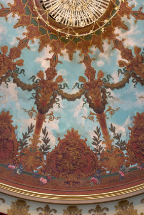 Plafond : détail avec deux cariatides et un cartouche. © Région Bourgogne-Franche-Comté, Inventaire du patrimoine