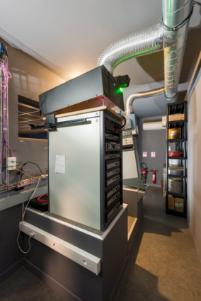 Cabine de la salle 4. Projecteurs numérique Barco (à gauche) et argentique Hortson. © Région Bourgogne-Franche-Comté, Inventaire du patrimoine