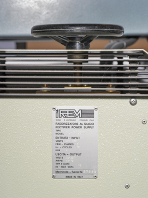 Plaque signalétique du redresseur IREM. © Région Bourgogne-Franche-Comté, Inventaire du patrimoine