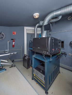 Cabine de la salle 1. Projecteurs numérique Barco (à droite) et argentique Cinemeccanica. © Région Bourgogne-Franche-Comté, Inventaire du patrimoine