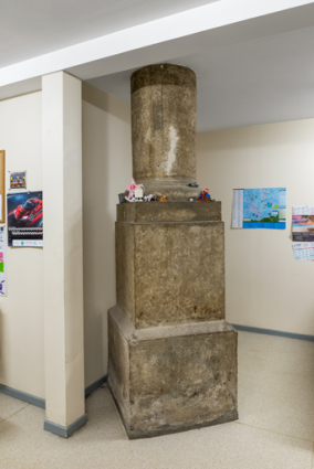 Socle et base d'une colonne dans l'ancienne halle. © Région Bourgogne-Franche-Comté, Inventaire du patrimoine